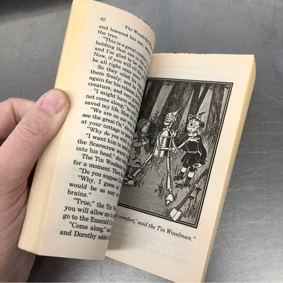 The Wonderful Wizard of OZ by: L. Frank Baum, paperback book - Picture 4 of 7